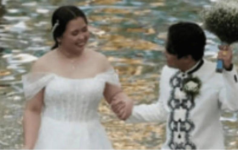 Pareja filipina se casa en iglesia inundada tras paso de tifón Wipha Pareja filipina se casa en iglesia inundada tras paso de tifón Wipha