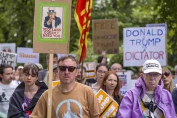 Protestan contra visita de Trump en Escocia; refuerzan seguridad