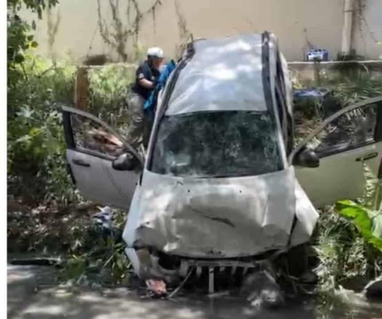 Vuelca camioneta y cae en arroyo en Allende