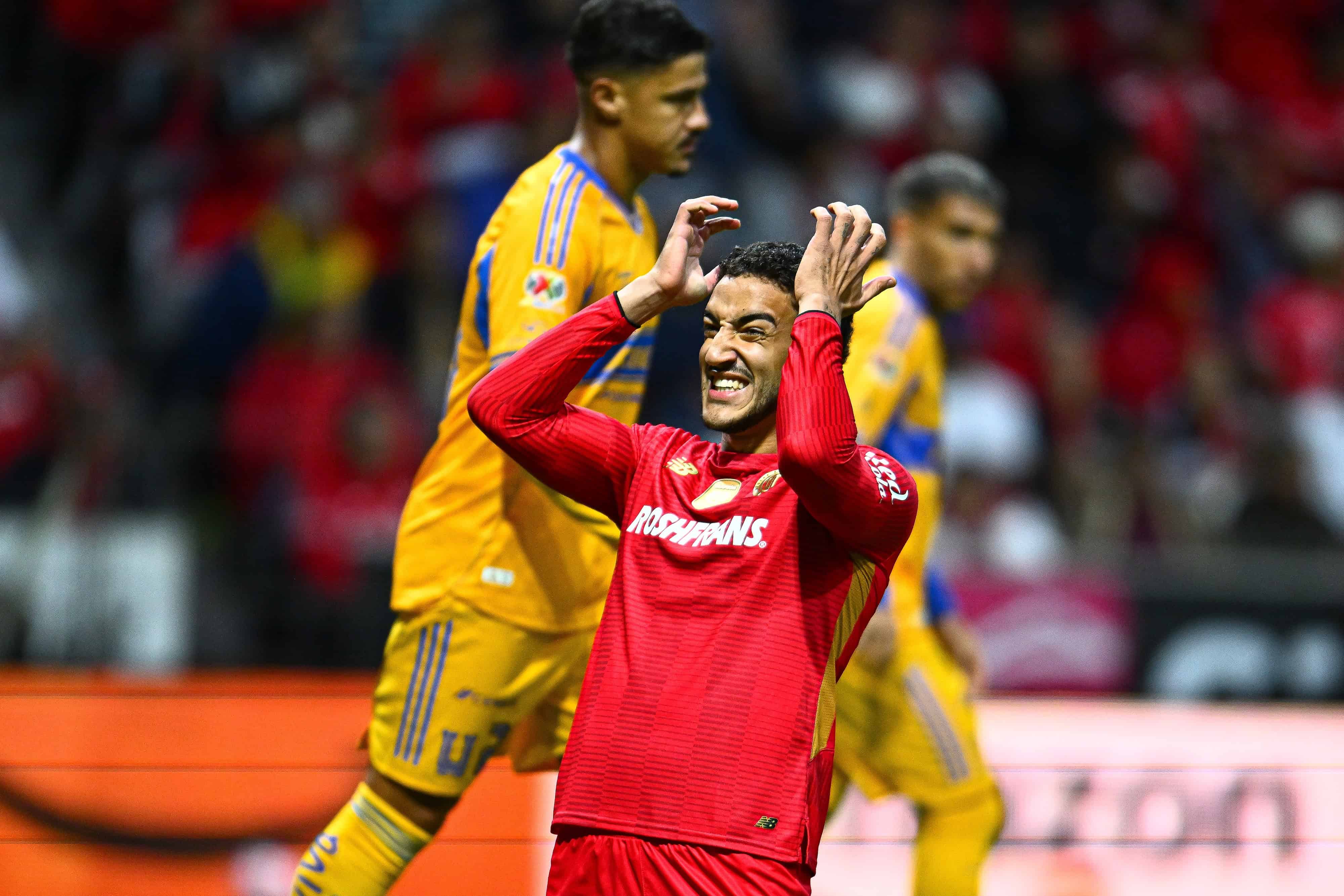 Federico Pereira comete autogol.