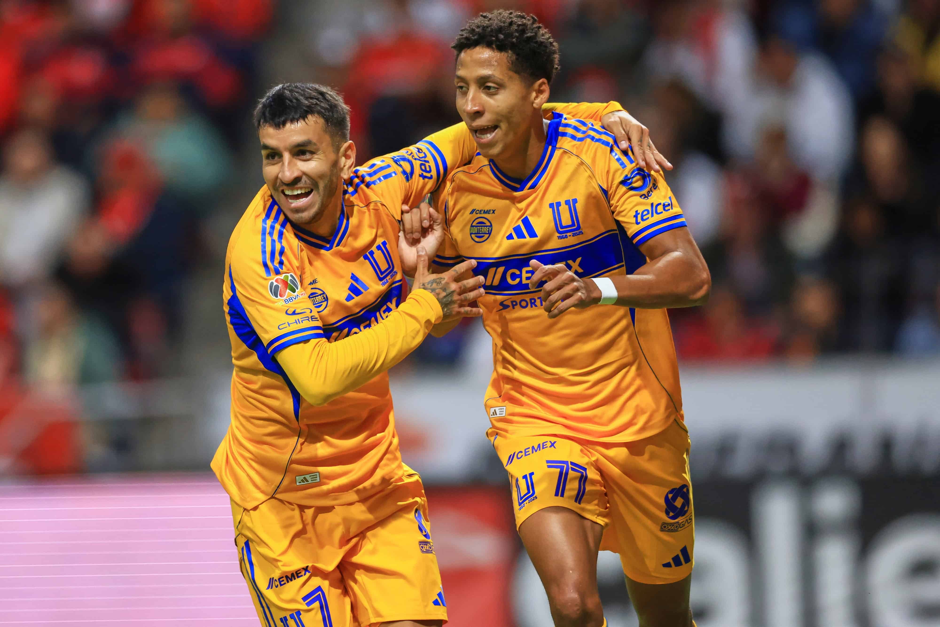 Ozziel Herrera anota.