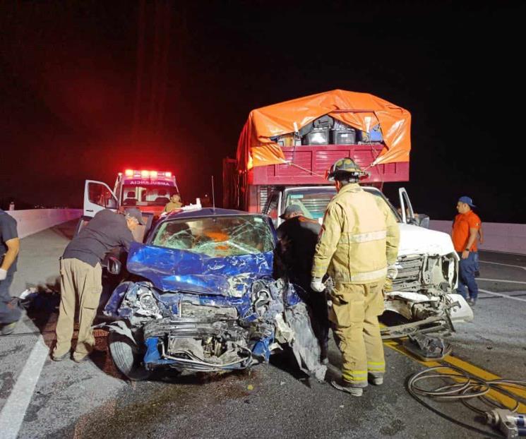 Fallece mujer tras choque frontal en Cadereyta Fallece mujer tras choque frontal en Cadereyta