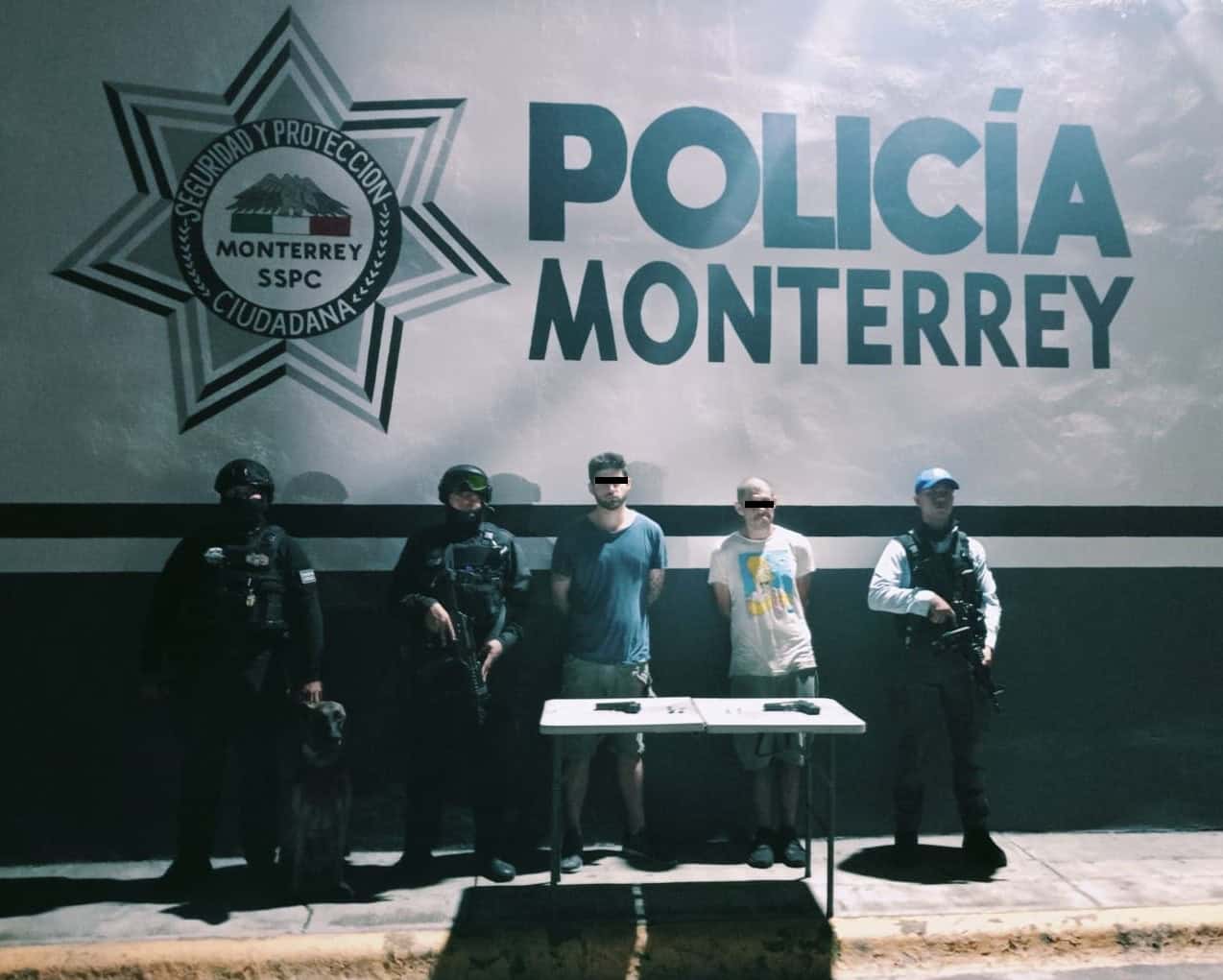 Dos hombres que iban a bordo de una camioneta de reciente modelo, fueron detenidos por oficiales de la Policía de Monterrey, por circular a exceso de velocidad, en calles del centro de la ciudad, además de que les encontraron droga y dos armas de fuego.