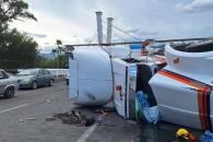 Vuelca tráiler con rollos de acero