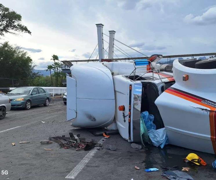 Vuelca tráiler con rollos de acero