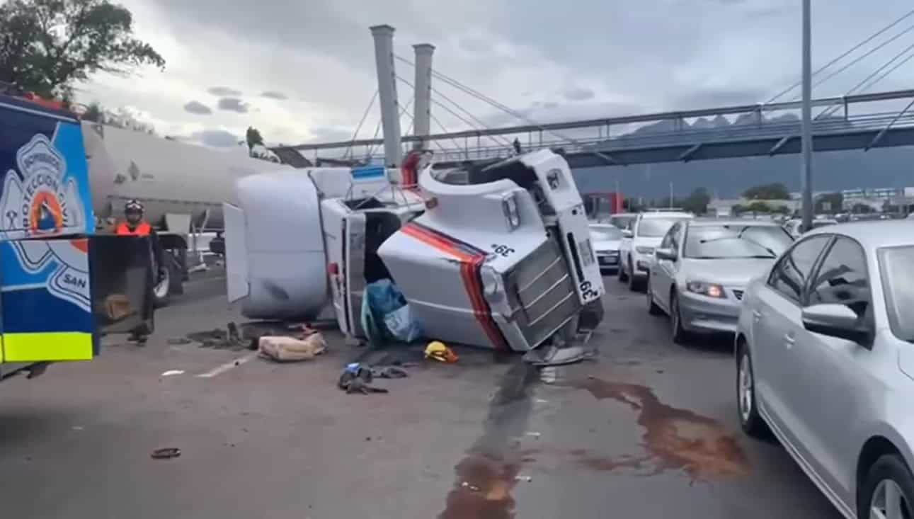 La vialidad de la avenida Fidel Velázquez en San Nicolás, quedo totalmente colapsada, luego de registrarse la volcadura de un tráiler cargado con rollos de acero.