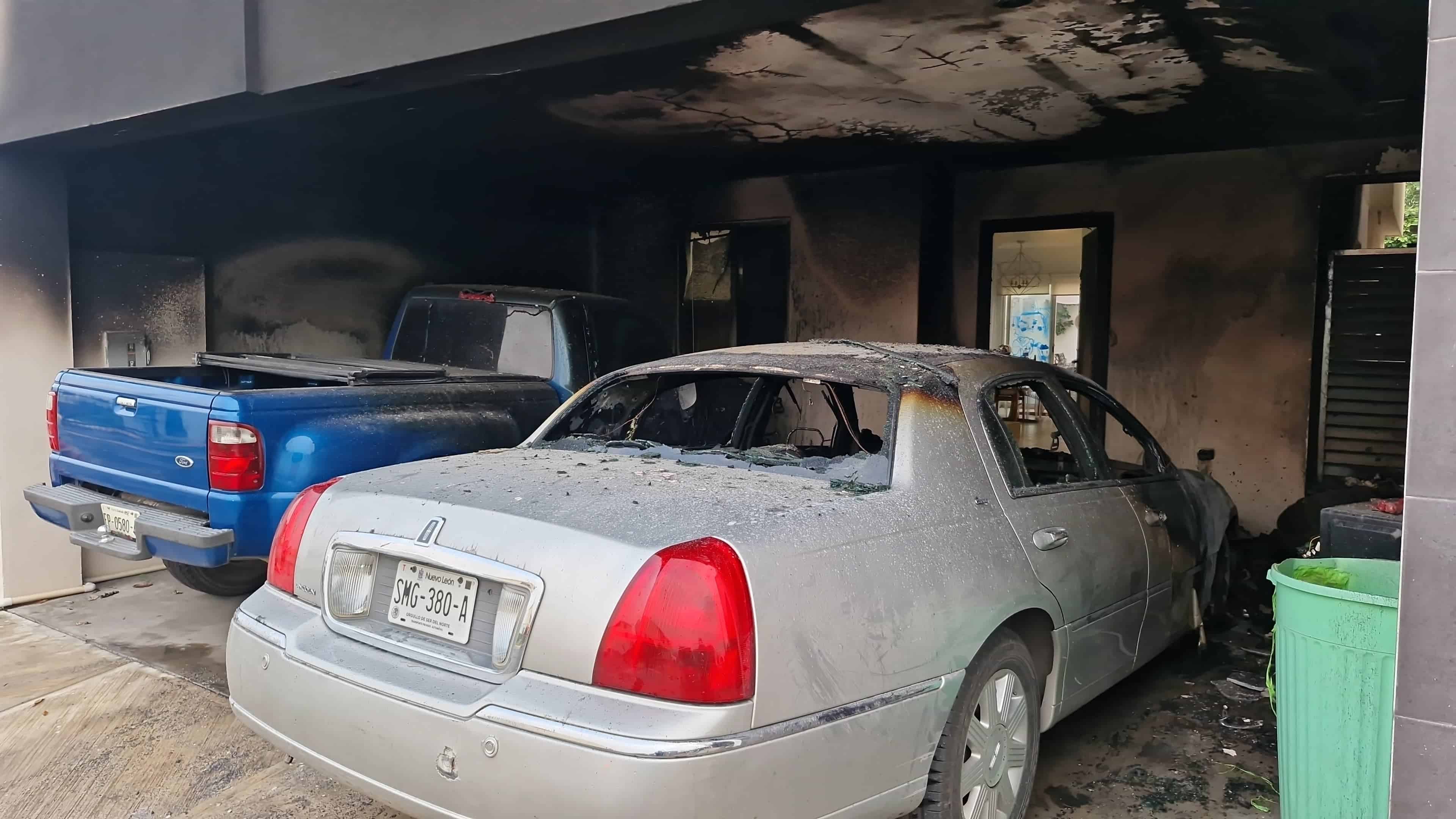 Un auto se incendió en la cochera de un domicilio luego de que tuvo una falla y daño a otro que estaba a un lado, en la Colonia Las Lomas, municipio de García.