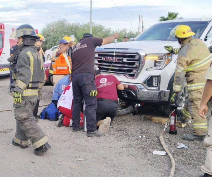 Embiste camioneta a motociclista