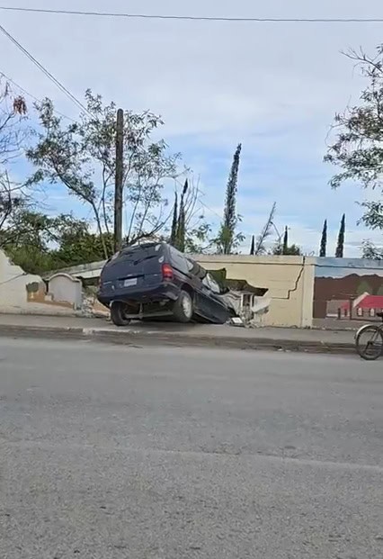 Un hombre terminó con diversas lesiones, después de estrellar su camioneta, contra la barda de un panteón en el municipio de Montemorelos.