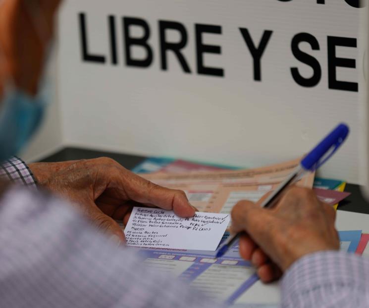 Califica de contradictorias resoluciones de INE sobre acordeones