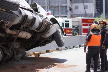 Vuelca tr&aacute;iler cargado de pl&aacute;tanos
