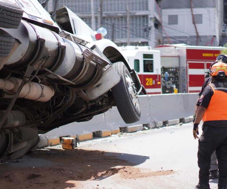 Vuelca tr&aacute;iler cargado de pl&aacute;tanos