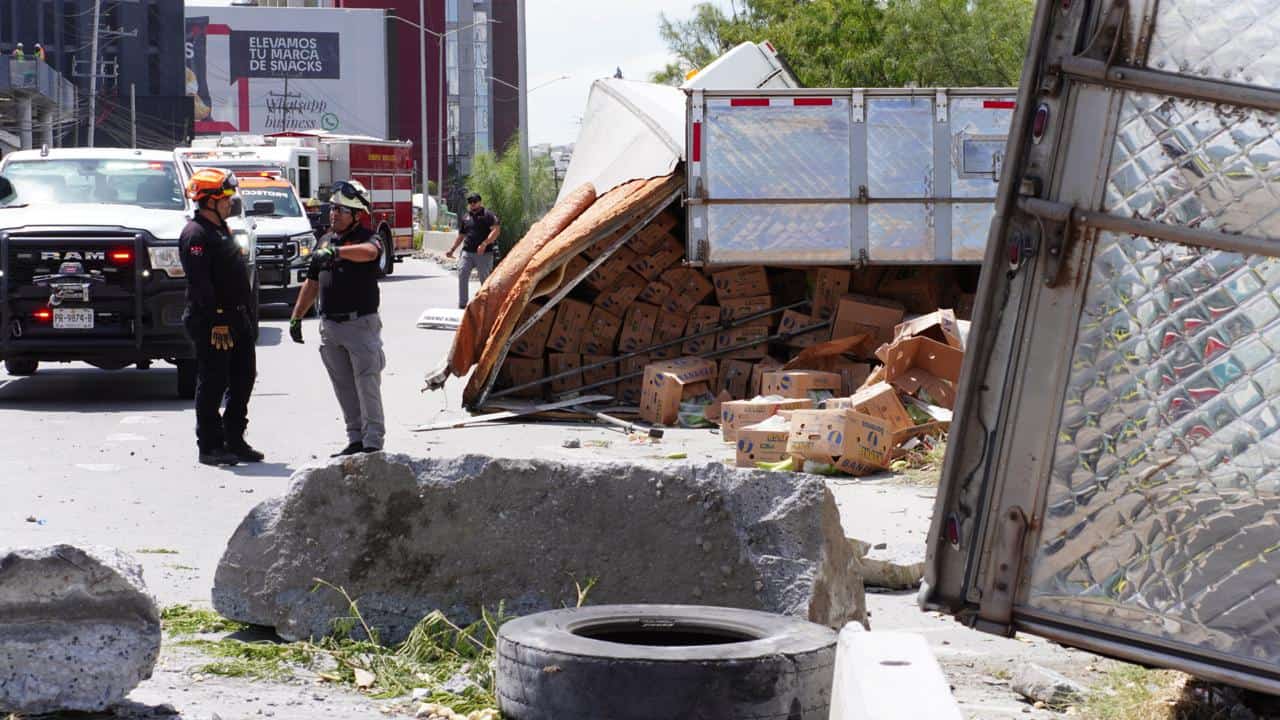 Un tráiler de doble remolque cargado con plátanos, volcó ayer en el Bulevar Díaz Ordaz a la altura de Aarón Sáenz, en la Colonia Santa María, al poniente de Monterrey.