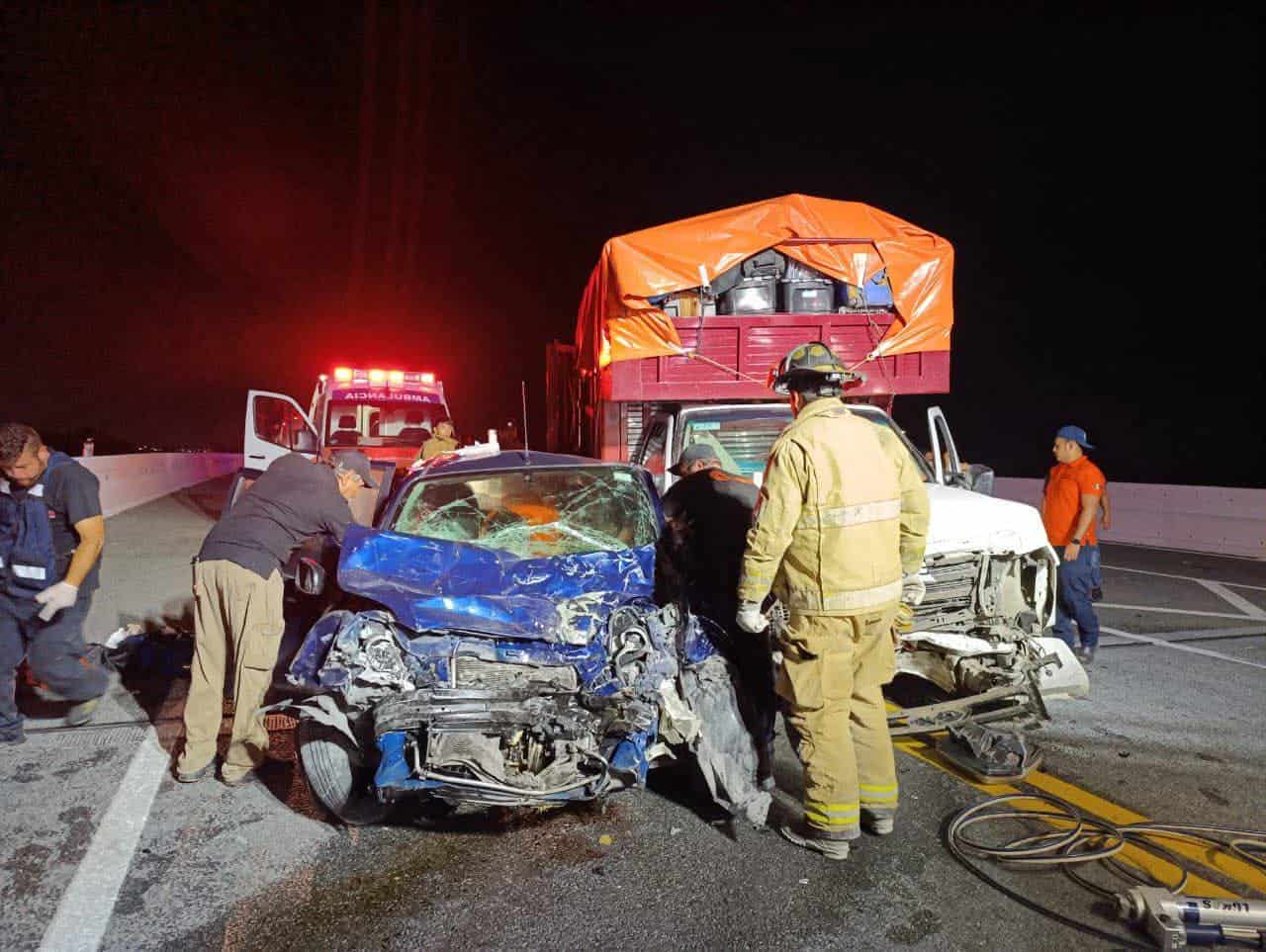 Una mujer que viajaba como acompañante en un vehículo, murió luego de que la unidad se estrelló contra un auto, la madrugada de ayer en el municipio de Cadereyta Jiménez.