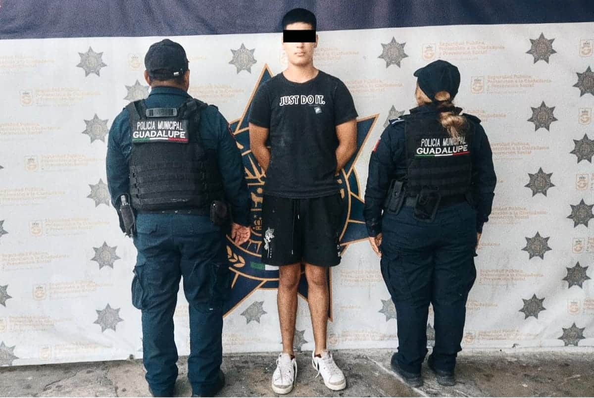 Un menor que tenía sometida del cuello a su ex pareja en el interior de un domicilio, además de amenazarla de muerte, fue detenido por elementos de la Policía de Guadalupe.