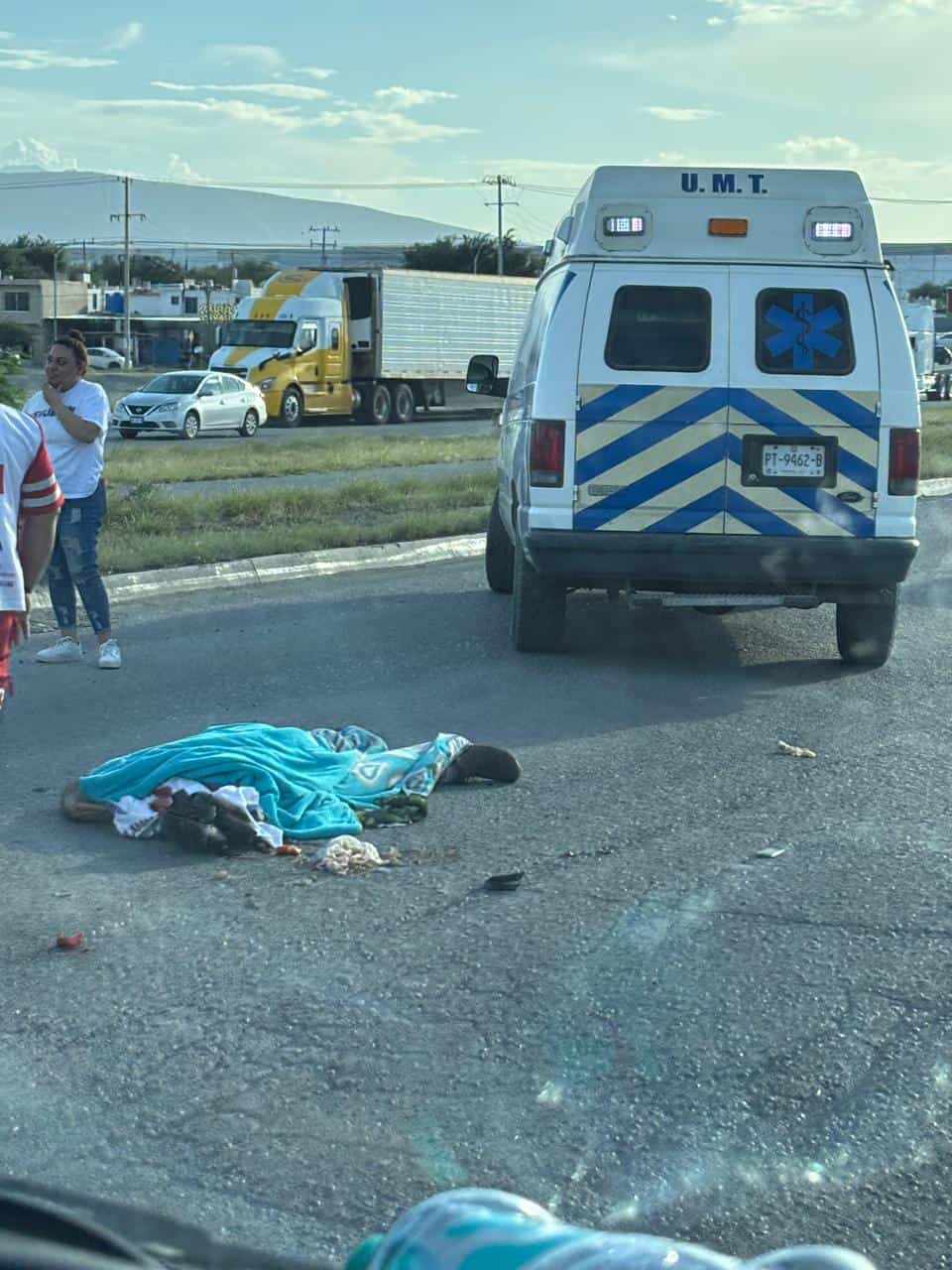 Un motociclista murió luego de ser impactado por el conductor de un vehículo de carga quien lejos de detener la marcha se dio a la fuga, en Apodaca.