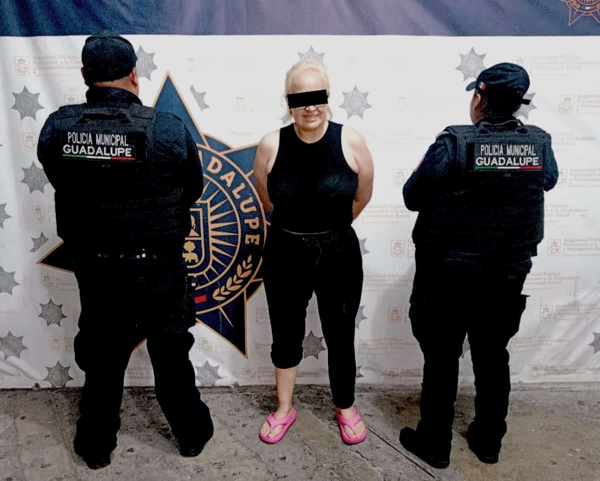 Una mujer fue detenida por policías de Guadalupe, tras amenazar con un arma réplica a un hombre que recolectaba latas de aluminio afuera de su casa.