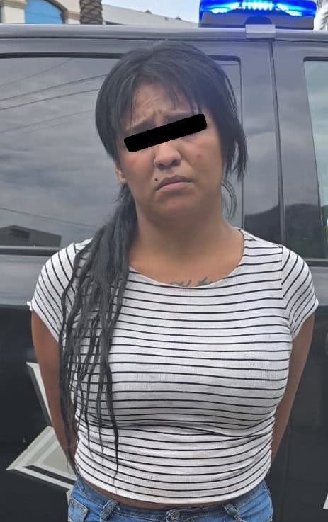 Luego de que circulaban a bordo de una motocicleta con reporte de robo, una pareja fue detenida por oficiales de la Policía de Monterrey, en el centro de la ciudad, luego de ser captados por cámaras de la corporación.