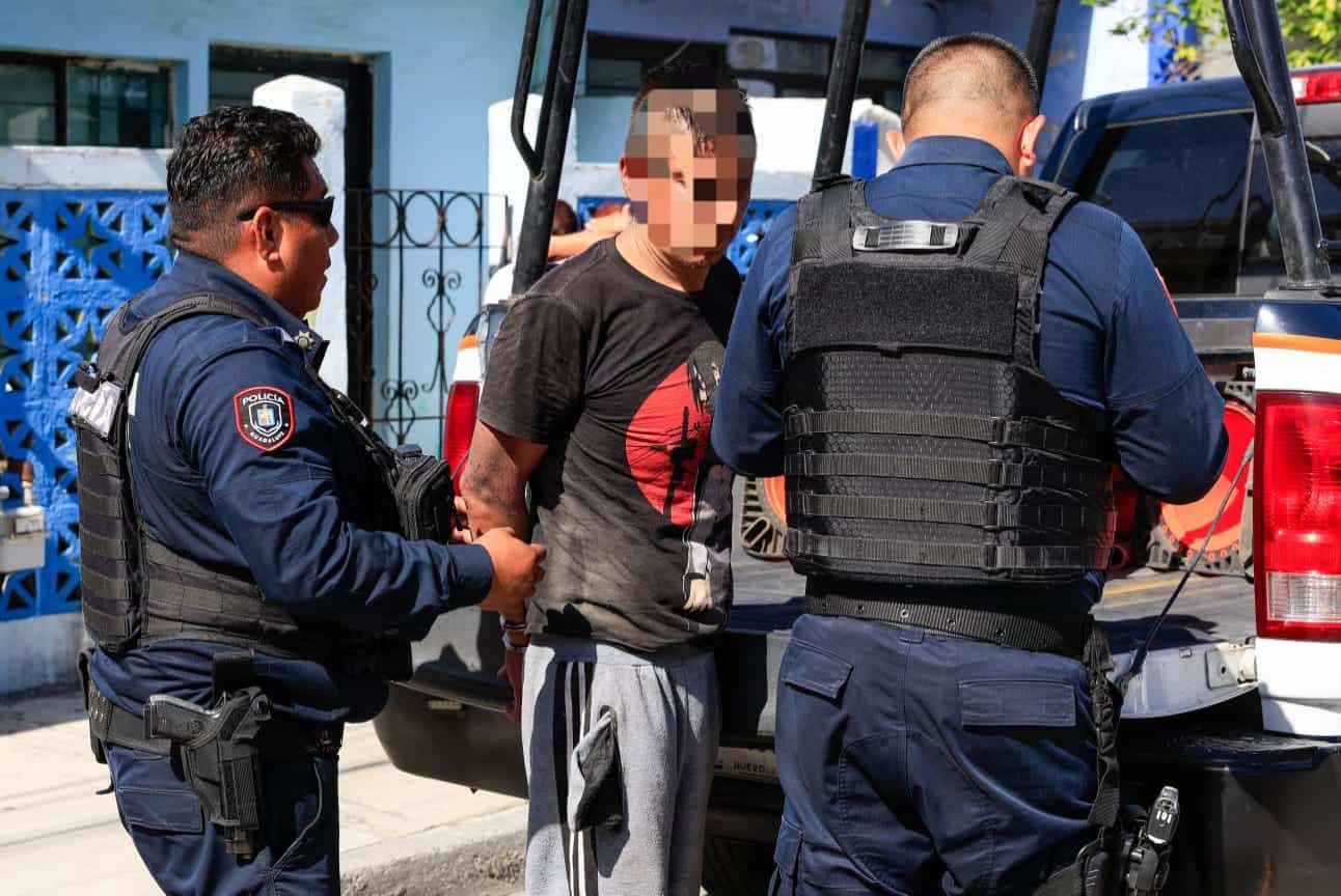 Luego de que vecinos de la Colonia 20 de Noviembre detuvieron, amarraron y golpearon a un presunto ladrón, elementos de Seguridad Pública de Guadalupe intervinieron para evitar que continuara la agresión y detuvieron a la persona por delitos contra la salud al portar droga.