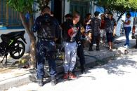 Golpean vecinos a ladrón y lo amarran