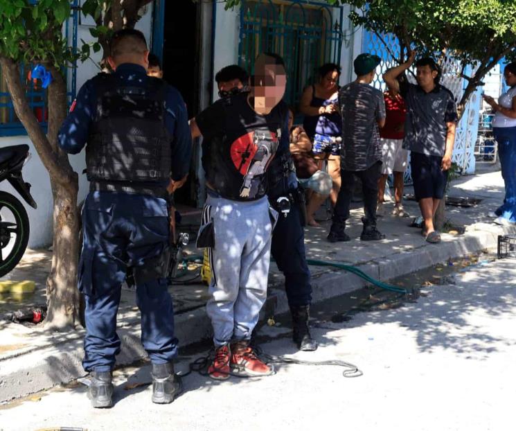 Golpean vecinos a ladrón y lo amarran