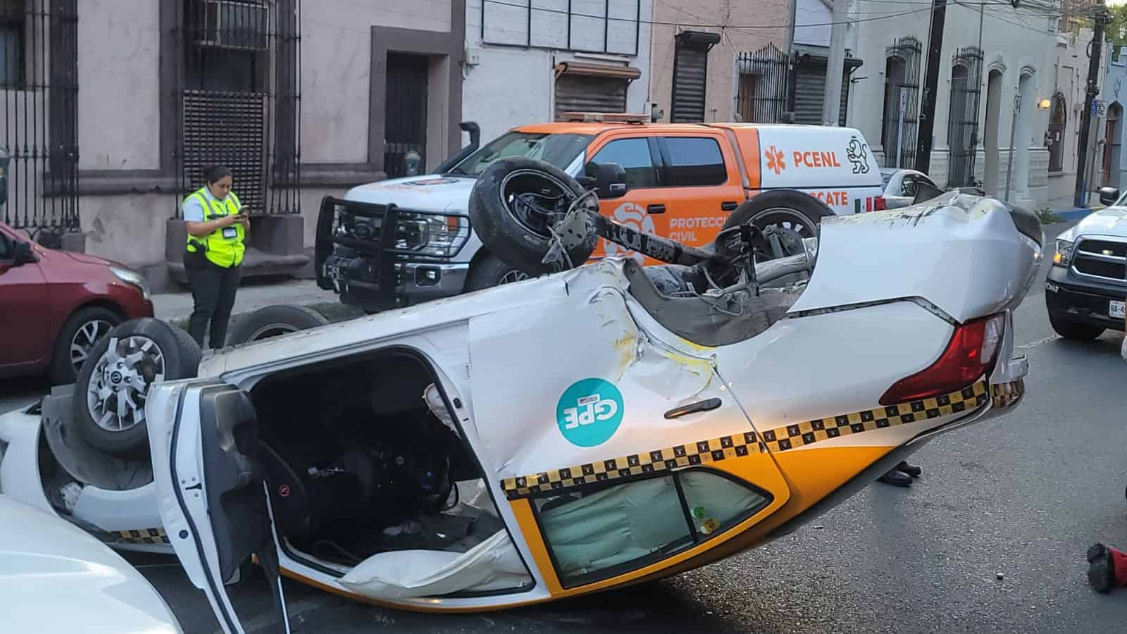 Tras pasarse la luz roja de un semáforo, un taxista chocó contra otro vehículo, para luego terminar volcado, ayer en el centro de Monterrey.