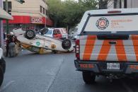 Choca y termina volcado Choca y termina volcado