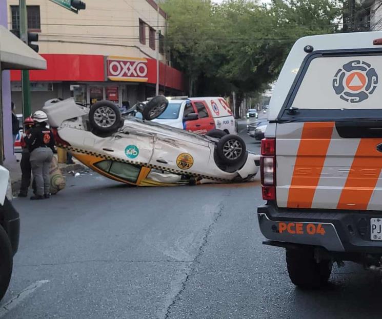 Choca y termina volcado