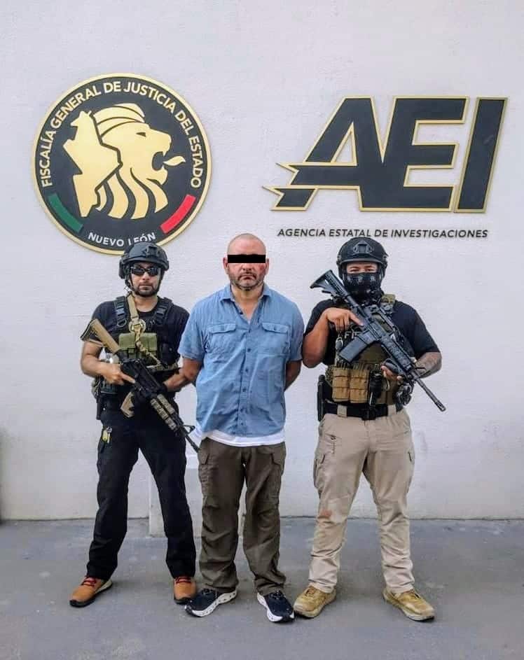 Dos armas de fuego, droga y otros indicios, fue parte de lo que se aseguró en el cateo al domicilio donde se detuvo a un hombre que disparó un arma de fuego contra elementos de la Agencia Estatal de Investigaciones en la Colonia Mitras Centro.