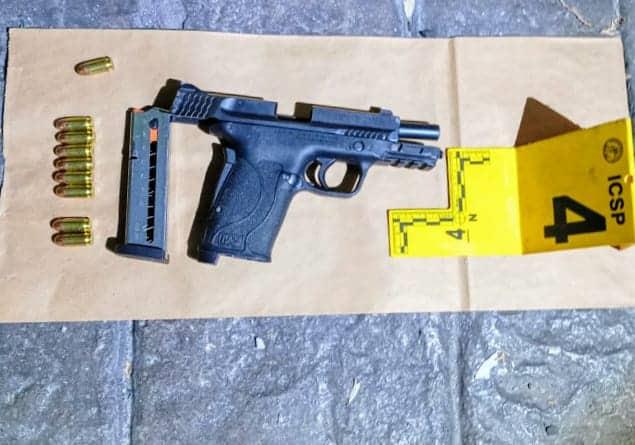 Aseguran armas y droga tras cateo a casa de agresor