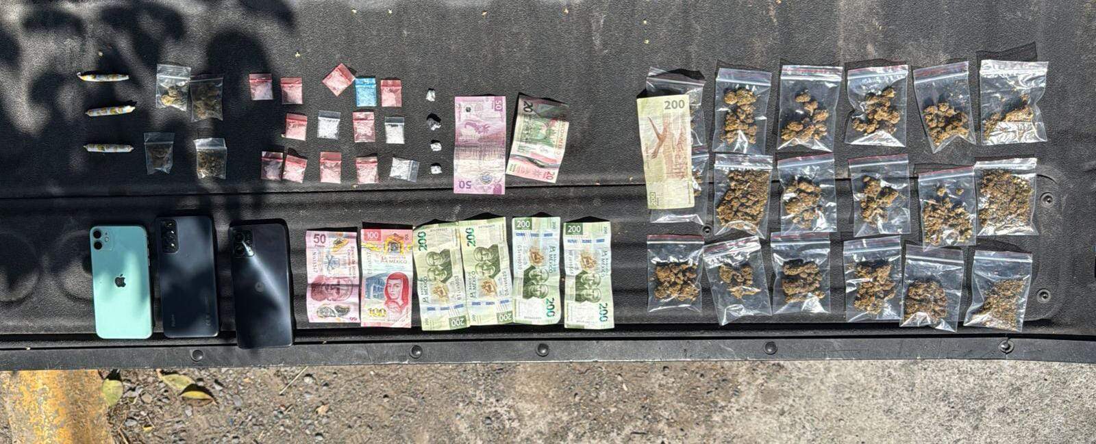 Tras una persecución que inició en el centro de la ciudad y terminó en la zona poniente, dos jóvenes fueron detenidos por oficiales de la Policía de Monterrey a bordo de una motocicleta, portaban dosis de marihuana y cocaína en piedra.