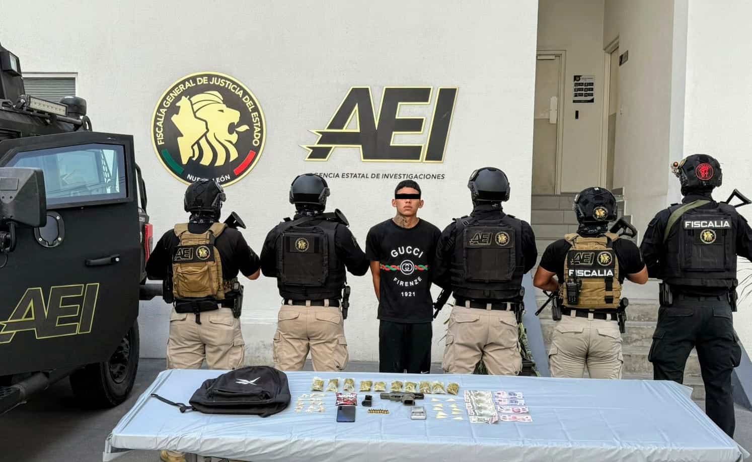 El presunto responsable de la muerte de un automovilista durante el asalto a una tienda de conveniencia en la Colonia Altavista, en Monterrey, fue detenido en el municipio de Juárez por elementos de la Agencia Estatal de Investigaciones por la portación de arma de fuego y delitos contra la salud.