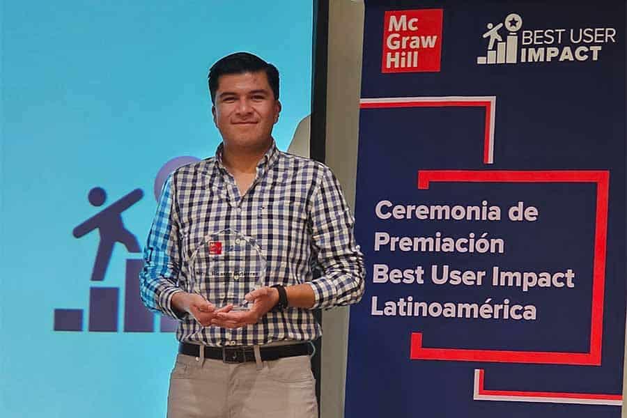 Premian a profesor de PrepaTec por su impacto en educación digital Premian a profesor de PrepaTec por su impacto en educación digital
