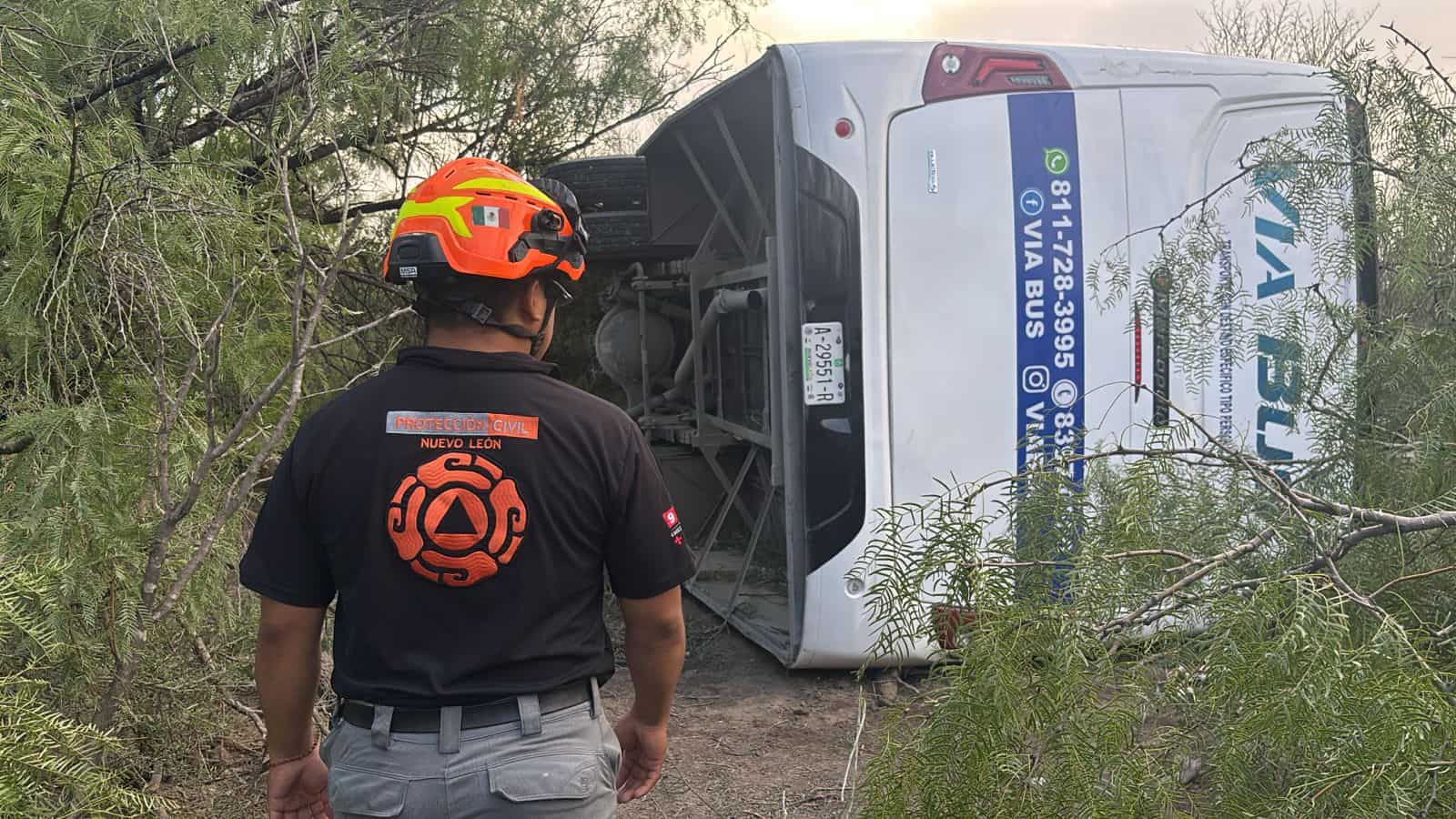 Un saldo de al menos 10 lesionados dejó la volcadura de un transporte de personal, ayer en la Carretera a Colombia, municipio de Salinas Victoria.