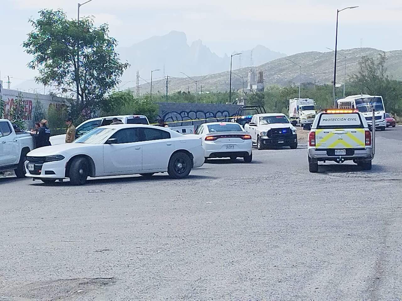 Un hombre fue localizado sin vida y con una soga al cuello en un terreno baldío cerca de una toma clandestina, en Santa Catarina.