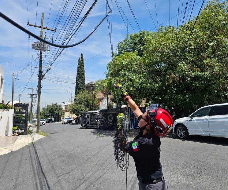 Vuelca luego de atorarse en cables