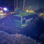 Cae ruta urbana a canalón y deja 16 heridos en García