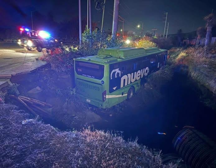 Cae ruta urbana a canalón y deja 16 heridos en García Cae ruta urbana a canalón y deja 16 heridos en García