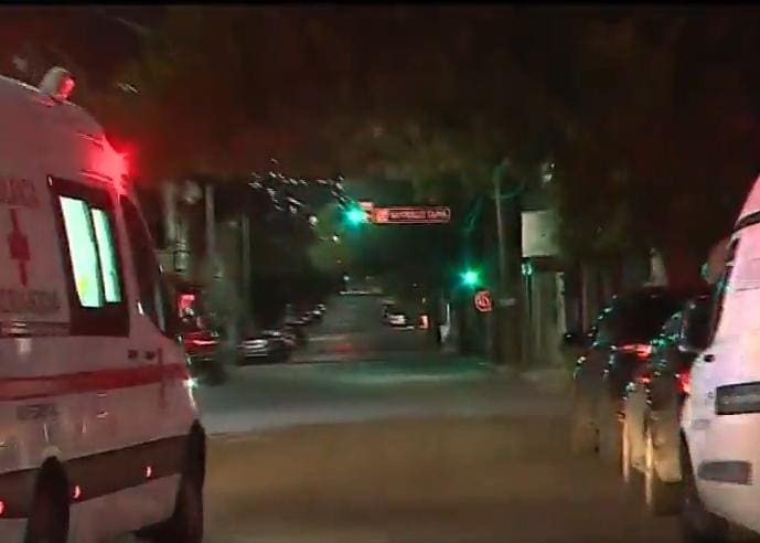 En el momento en que se dirigía a una tienda, un lavacoches fue lesionado de bala por dos hombres que viajaban en motocicletas, la madrugada de ayer en el centro de Monterrey.