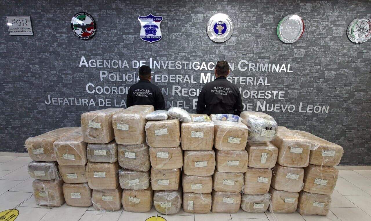 En un cateo a una casa, la Fiscalía General de la República aseguró 357 kilos de marihuana, en el municipio de Apodaca.
