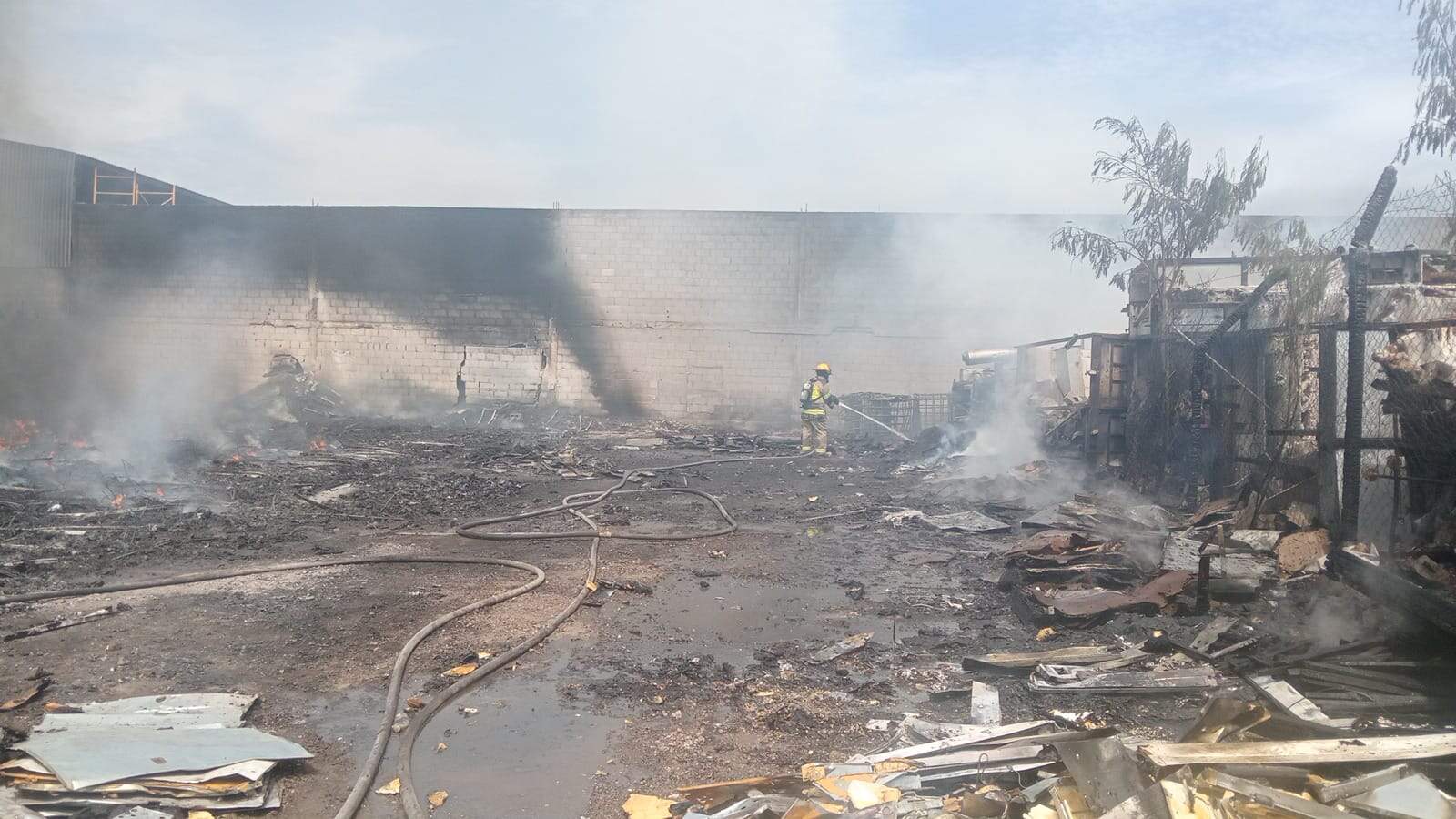 El incendio de material acumulado en un predio abandonado, movilizó ayer a elementos de Bomberos y Protección Civil, en el municipio de Escobedo.