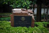 Caída de árbol derriba estatua de Felipe Calderón en Los Pinos Caída de árbol derriba estatua de Felipe Calderón en Los Pinos