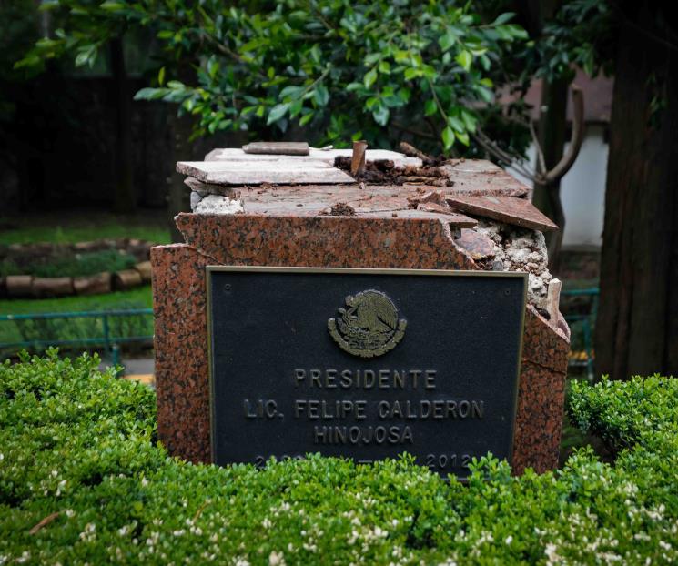 Caída de árbol derriba estatua de Felipe Calderón en Los Pinos Caída de árbol derriba estatua de Felipe Calderón en Los Pinos