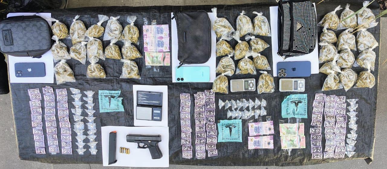 Tres adultos y dos adolescentes fueron detenidos tras una persecución por el Grupo de Coordinación Metropolitana en posesión de droga y son considerados como los principales sospechosos de protagonizar un ataque a balazos, donde un menor resultó lesionado, en la Colonia Valle de San Bernabé.