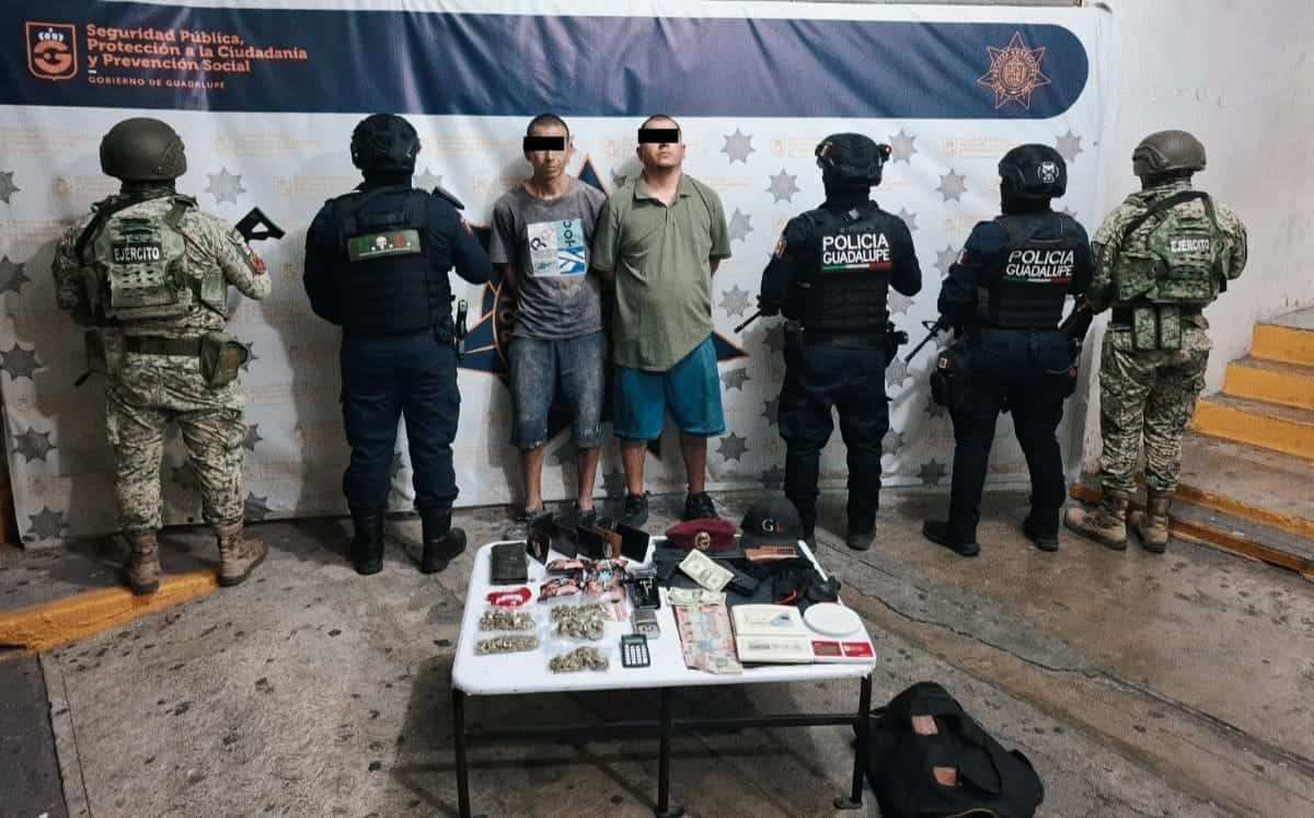 Dos hermanos fueron detenidos con una réplica de un AK-47drogas y quienes formarían parte de una banda de distribuidores de estupefacientes, en Guadalupe.