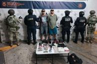 Caen hermanos con réplica de arma larga