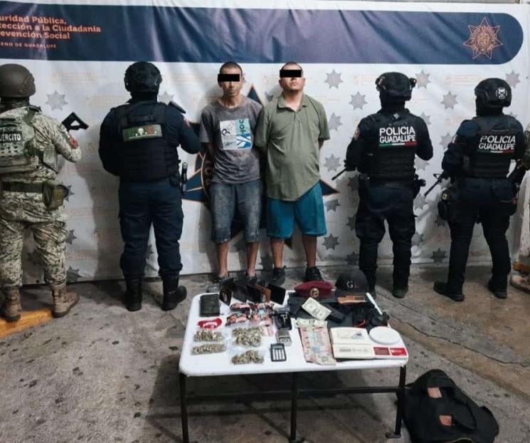 Caen hermanos con réplica de arma larga