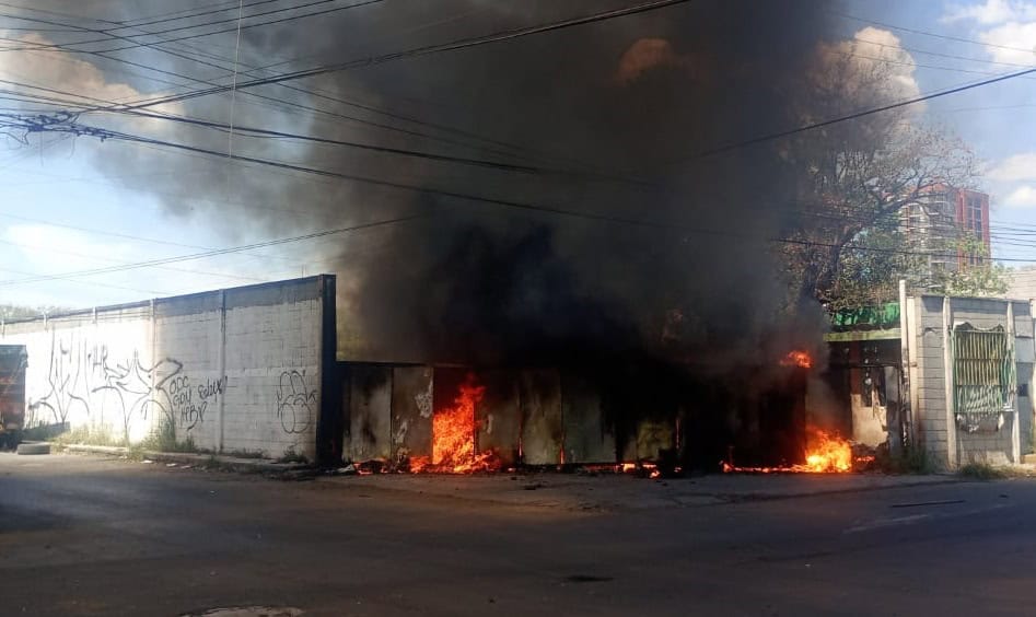 Un japonés fue detenido por oficiales de la Policía de Monterrey, al presuntamente provocar el incendio de un lote baldío, al oriente de la ciudad.