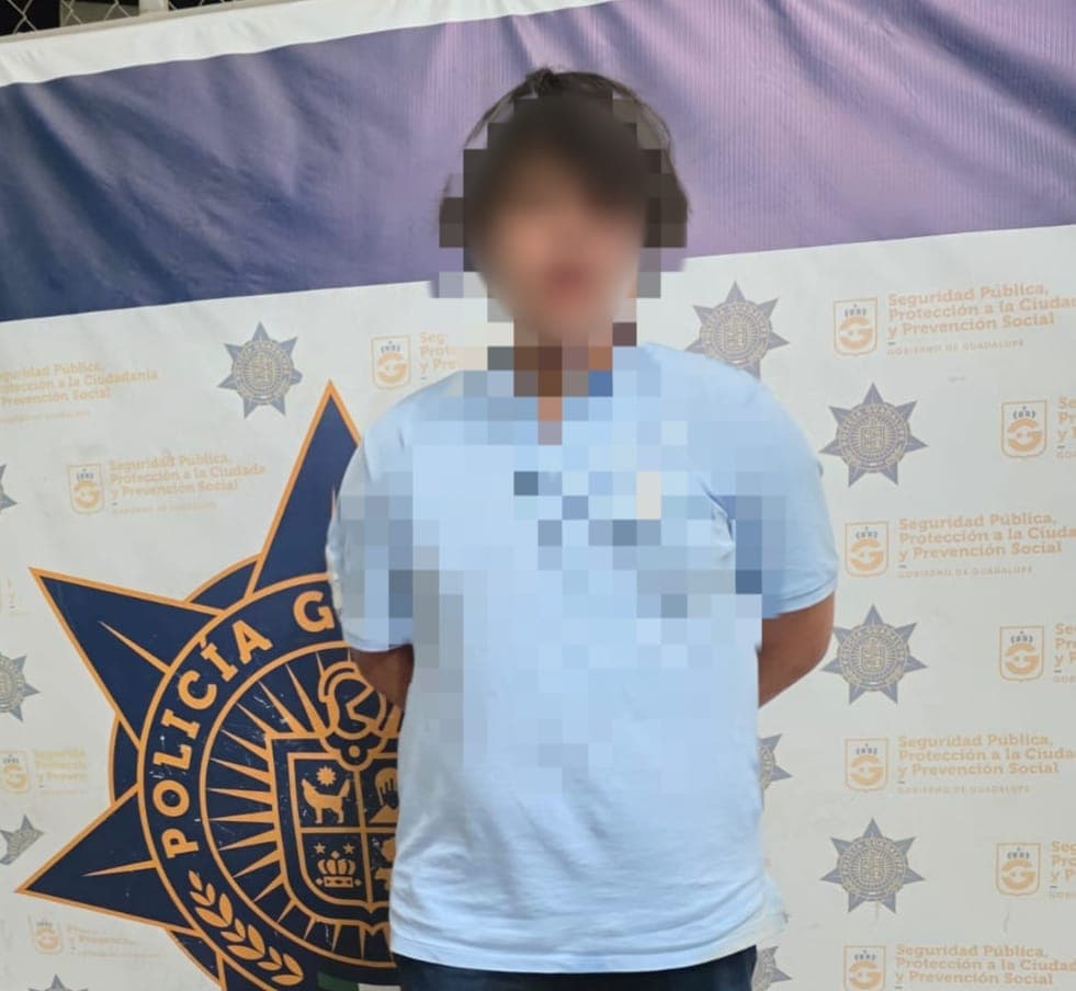 Tras agredir a una mujer dentro de una tienda de conveniencia, el presunto responsable fue detenido por elementos de la Policía de Guadalupe, en la Colonia Los Faisanes.