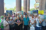 Exigen maestros jubilados pago de ajustes salariales